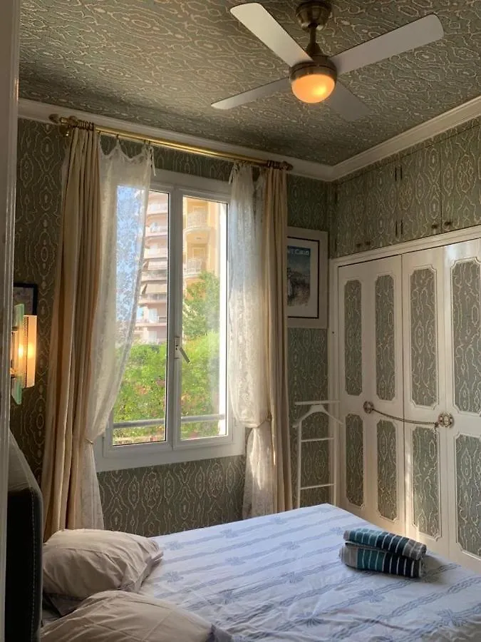 Apartamento Plein coeur de Monaco, à 300 mètres à pied du port de Monaco, 4 pièces, escaliers vue mer. Mónaco