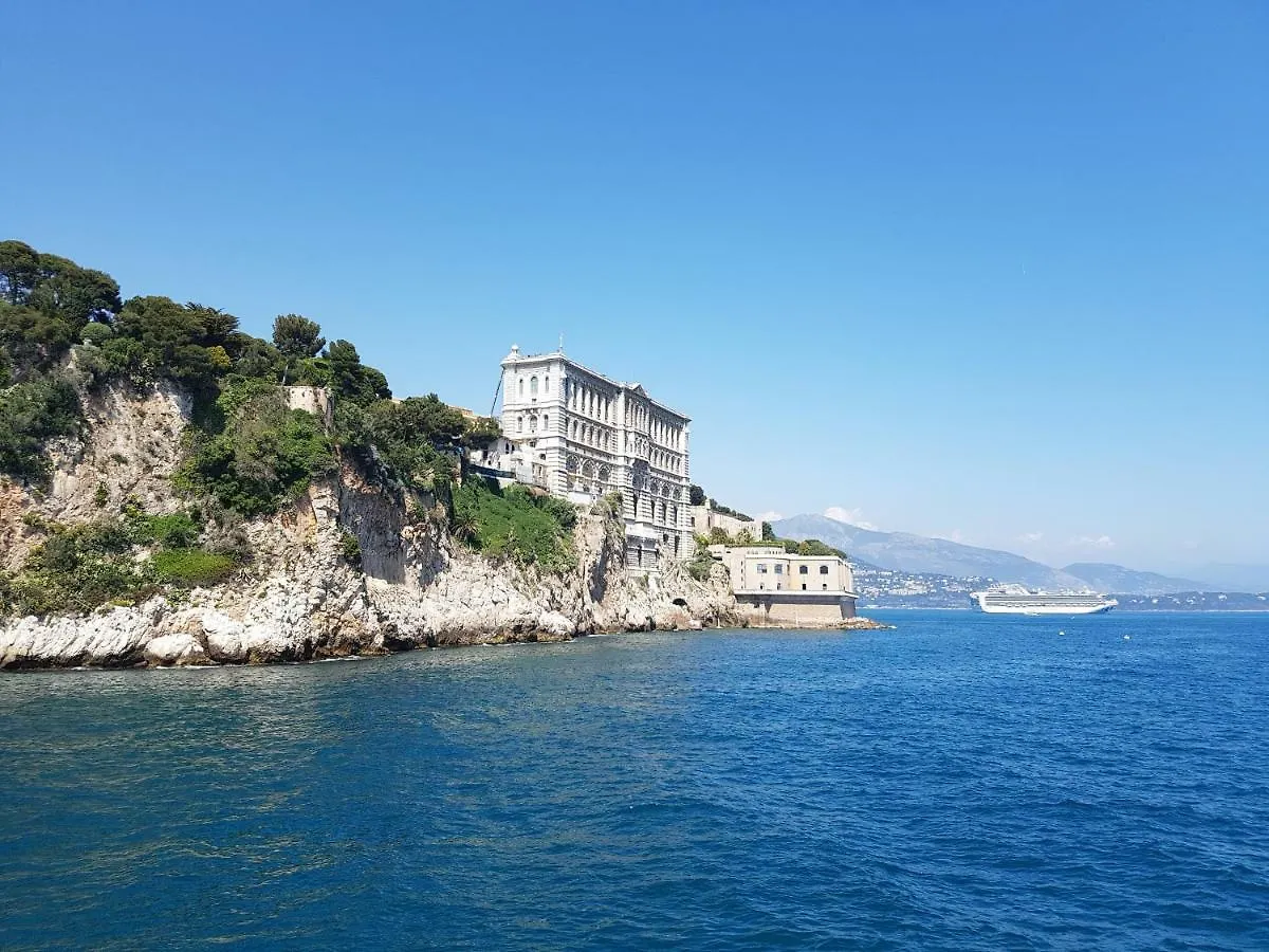 Plein coeur de Monaco, à 300 mètres à pied du port de Monaco, 4 pièces, escaliers vue mer. Monte Carlo